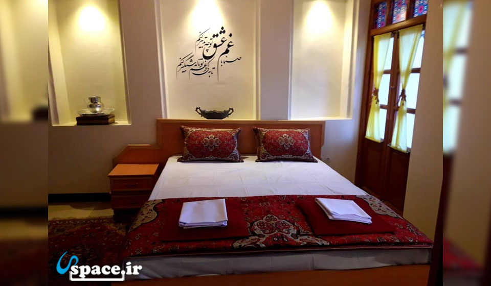 نمای داخلی اتاق دو تخته اقامتگاه سنتی پیرسوک - شیراز
