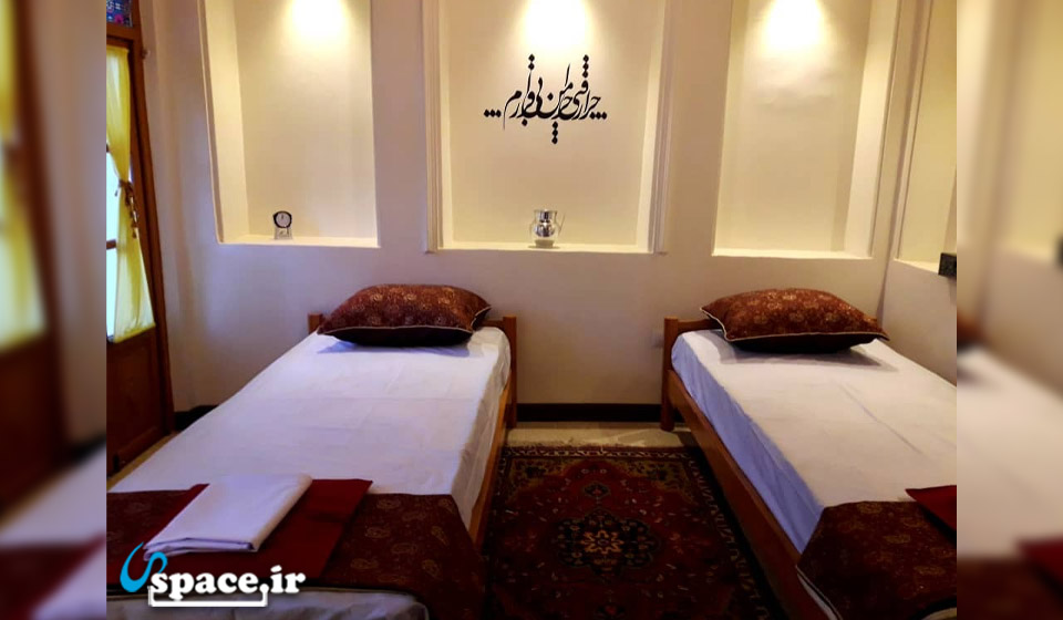 نمای داخلی اتاق دو تخته اقامتگاه سنتی پیرسوک - شیراز
