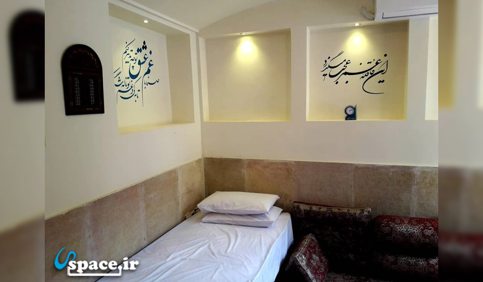 نمای داخلی اتاق یک تخته اقامتگاه سنتی پیرسوک - شیراز